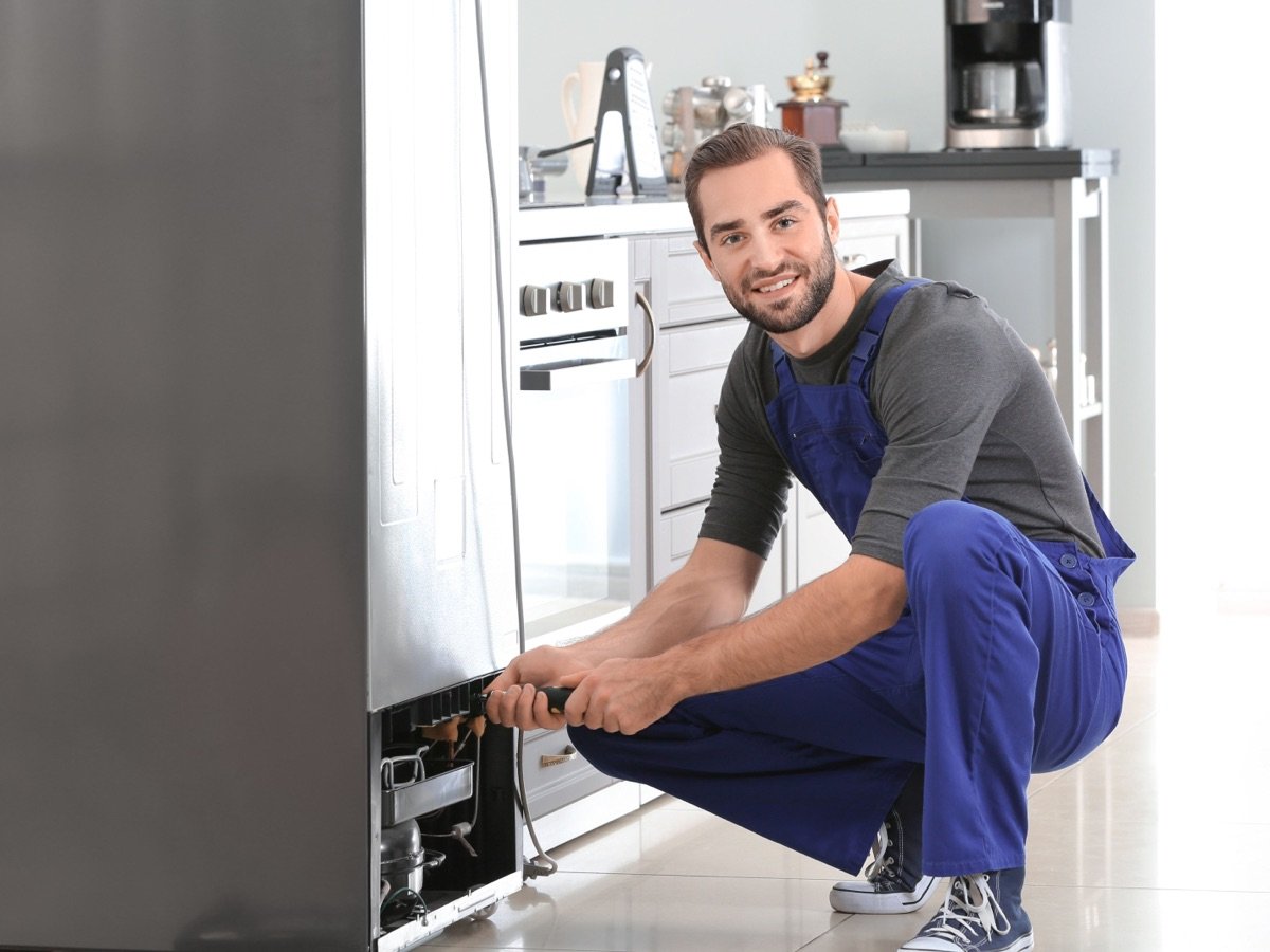 Techniker bei der Kühlschrank Reparatur